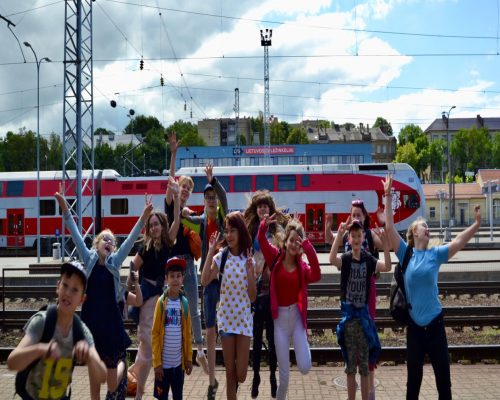 Aplink sostinę traukiniu – Vilniaus vaikų dienos centro džiaugėsi dienine stovykla iliustracija